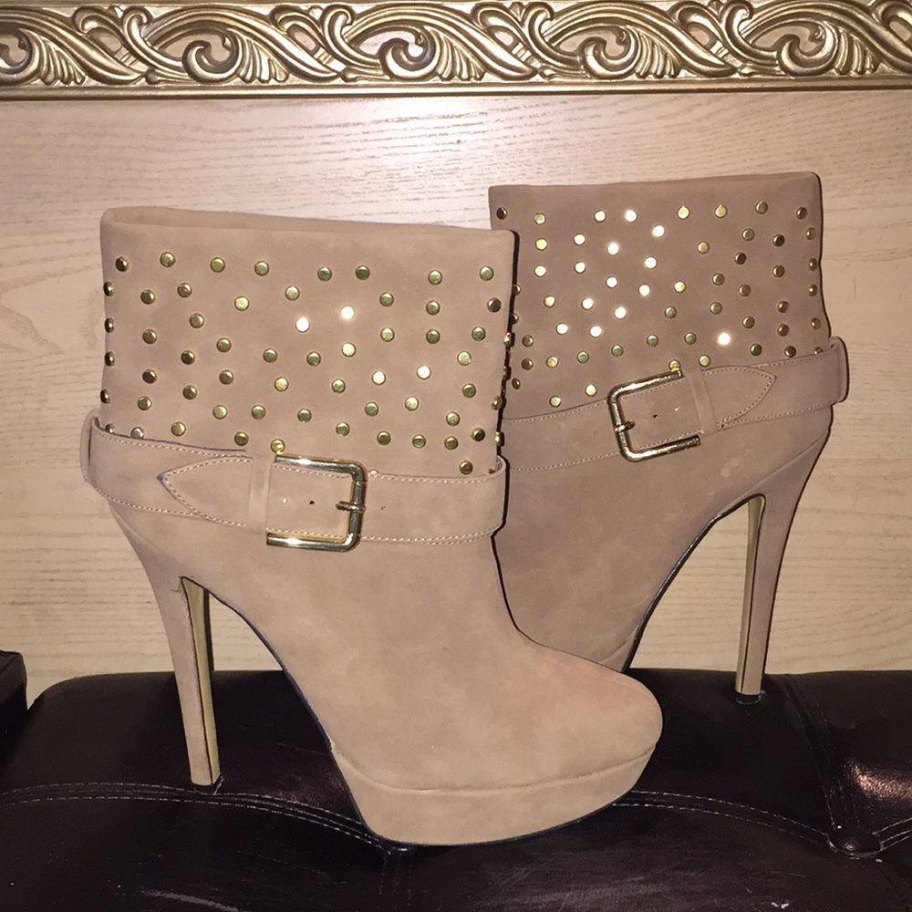 Size 8. Tan bootie.